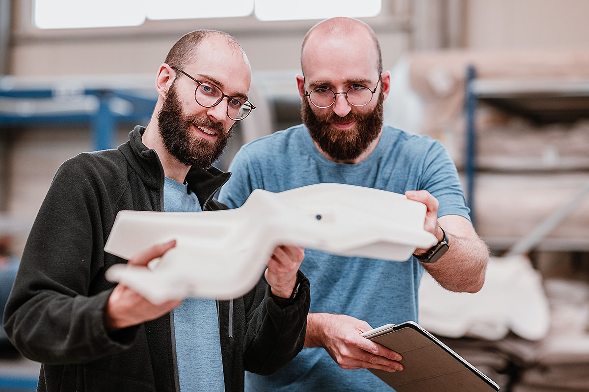 Hannes und Jonathan Tacke bei Qualitätssicherung
